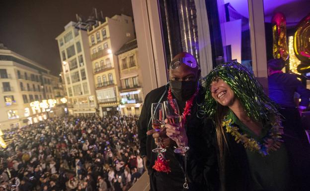 A pesar de no celebrarse la fiesta habitual en la plaza de la Constitución, cientos de personas se concentraron para tomar las uvas. 