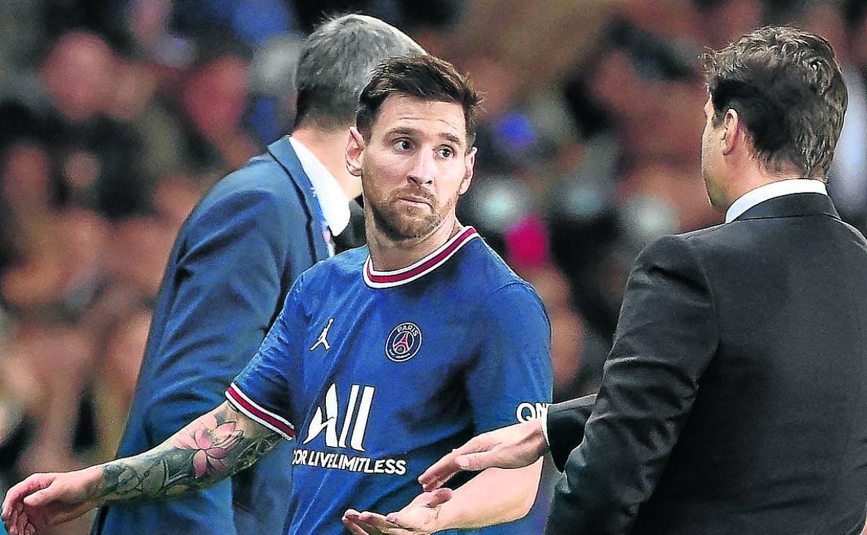 Leo Messi, junto a su entrenador Pochettino. 