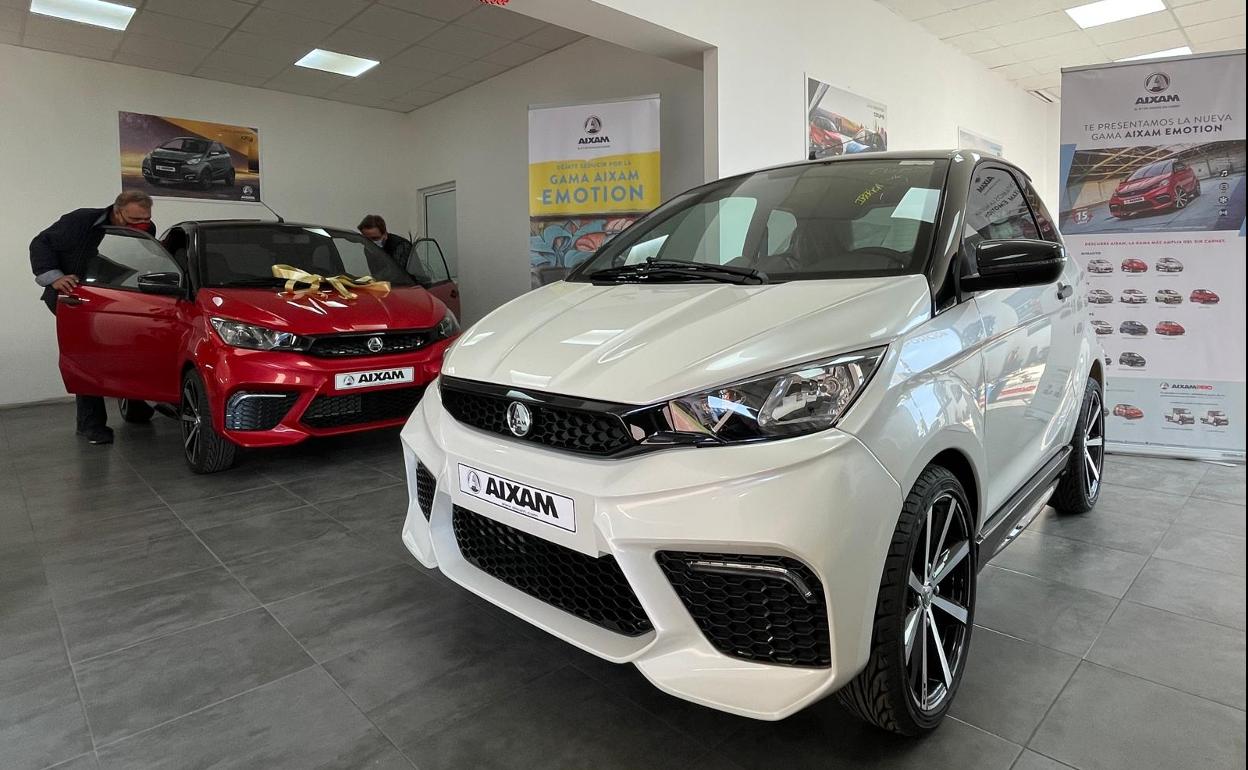 Coches sin carné de la marca Aixam expuestos en un concesionario de Málaga. 