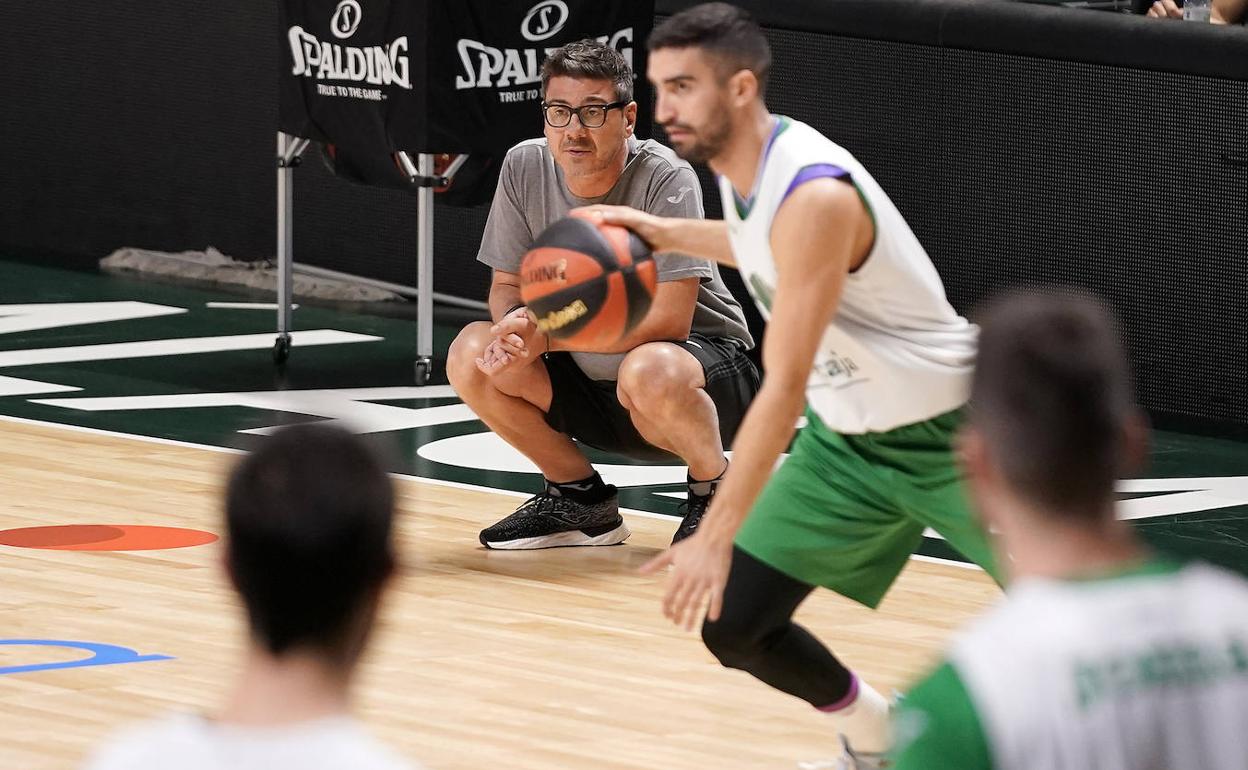 Jaime Fernández, en presencia de Katsikaris, en un entrenamiento reciente del Unicaja. 