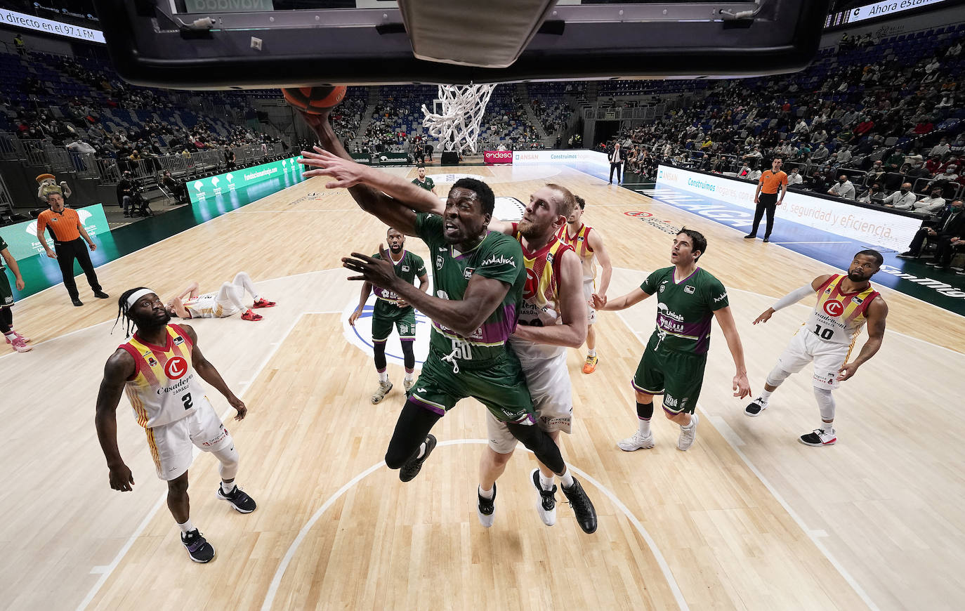 El Unicaja fue superior al Zaragoza en un encuentro con escaso público en el Carpena 