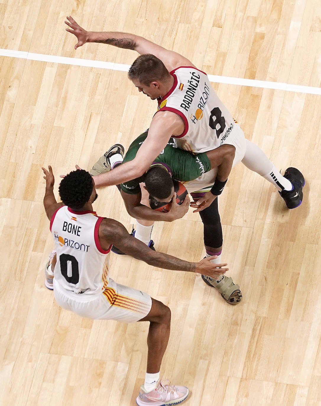 El Unicaja fue superior al Zaragoza en un encuentro con escaso público en el Carpena 