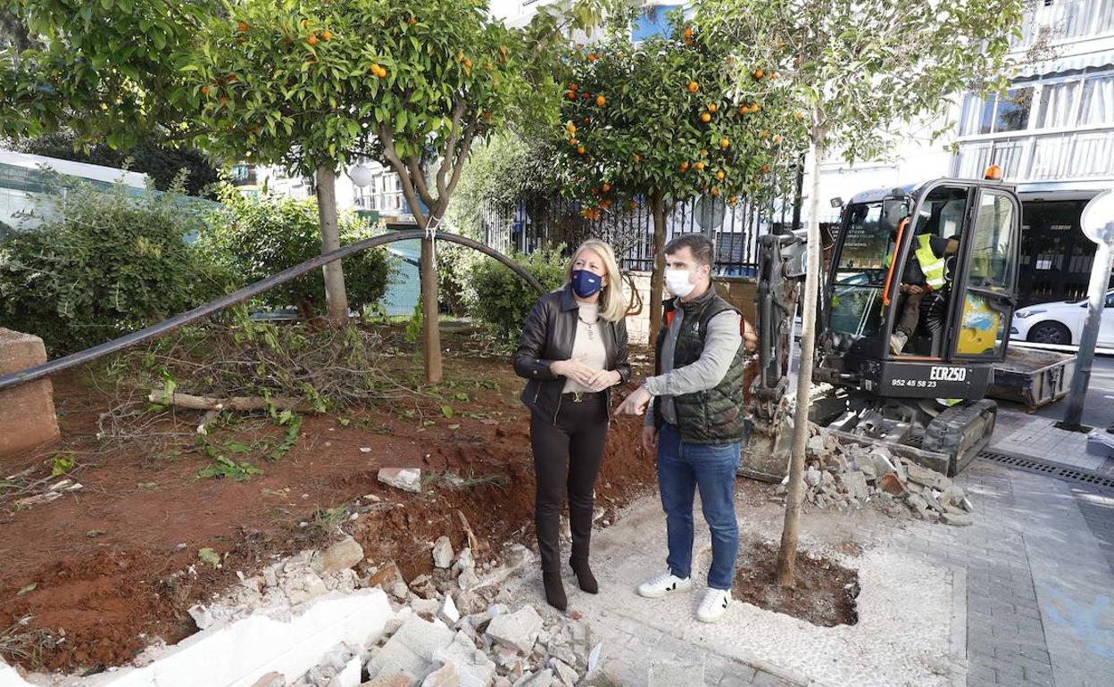 La alcaldesa de Marbella, Ángeles Muñoz, y el concejal de Obras, Diego López, durante una visita a las obras en el colegio Federico Garcia Lorca.