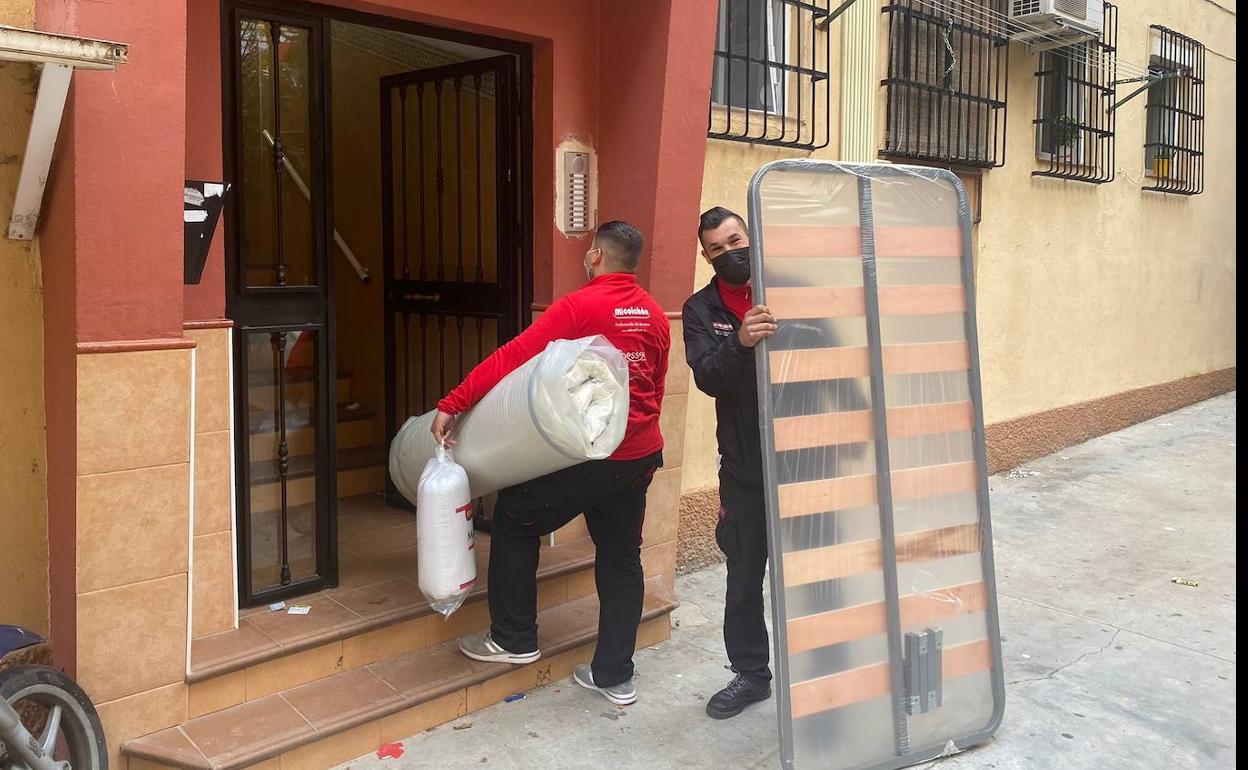 Transportistas de Micolchón hacen entrega de una cama. 