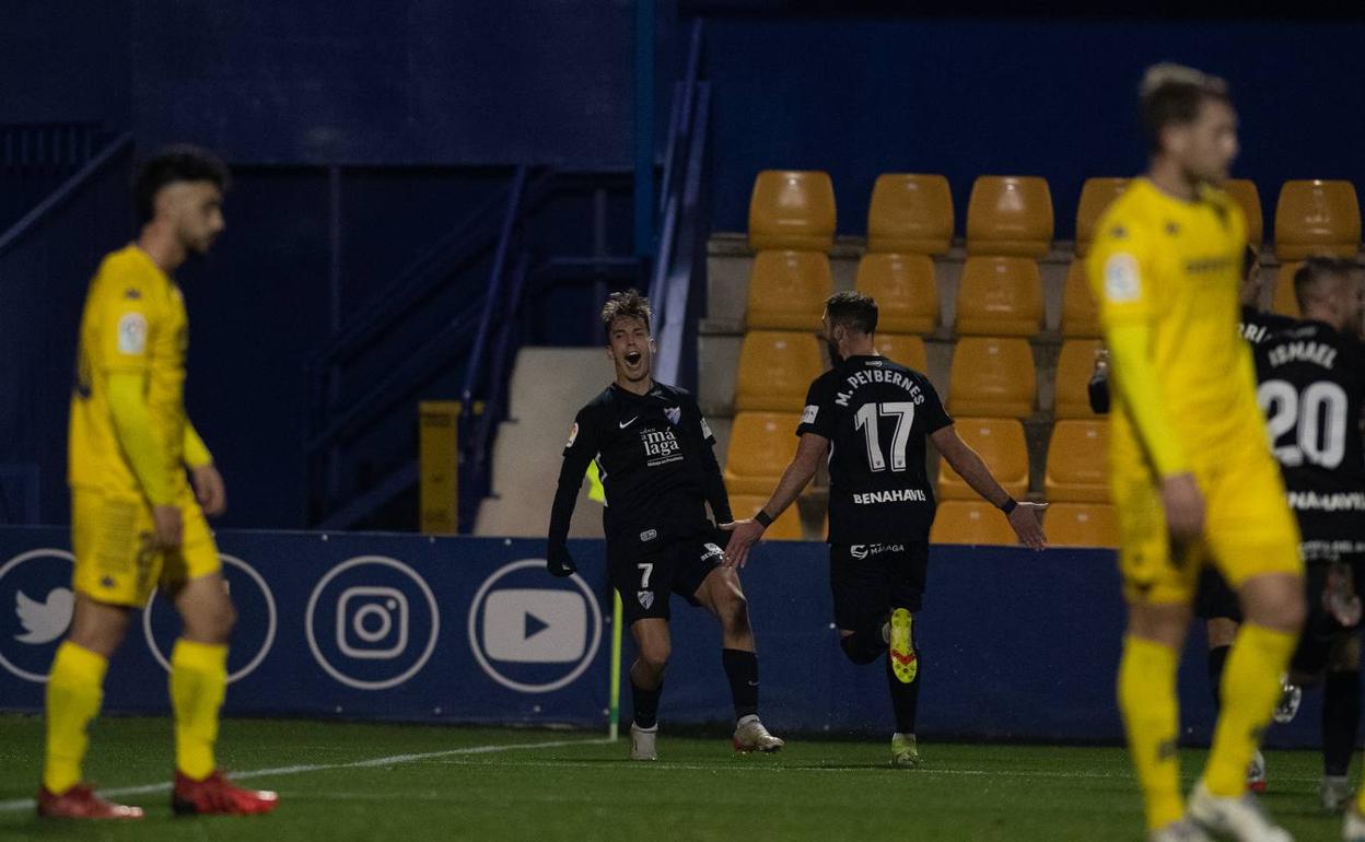 Peybernes acude a abrazar a Paulino tras el gol marcado por este. 