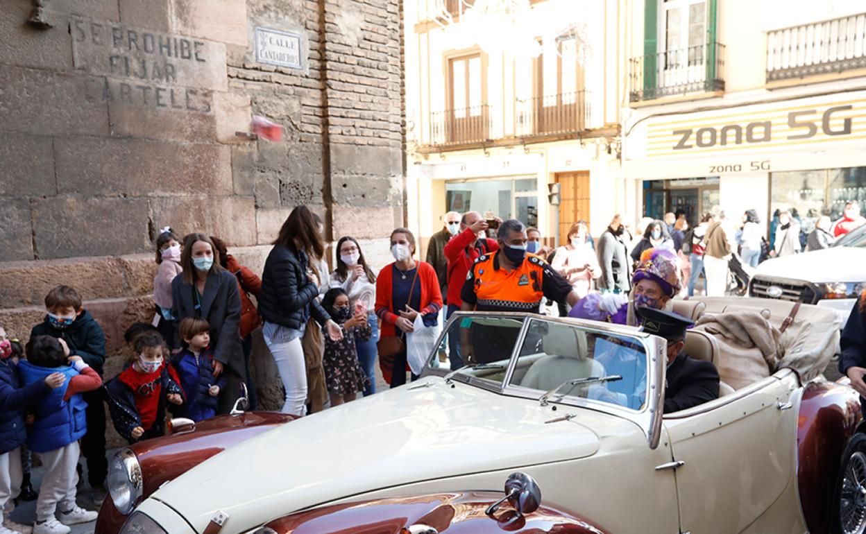 El heraldo real paseó en un coche clásico. 