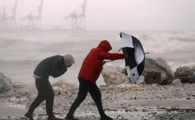 Olas, viento, nieve y lluvia ponen en riesgo a 14 comunidades, con un descenso notable de las temperaturas