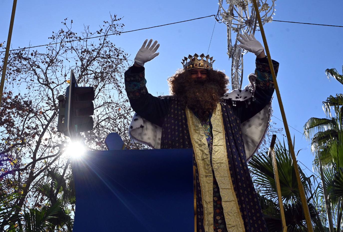 Fotos: Los Reyes saludan a los niños en Marbella, Puerto Banús y San Pedro