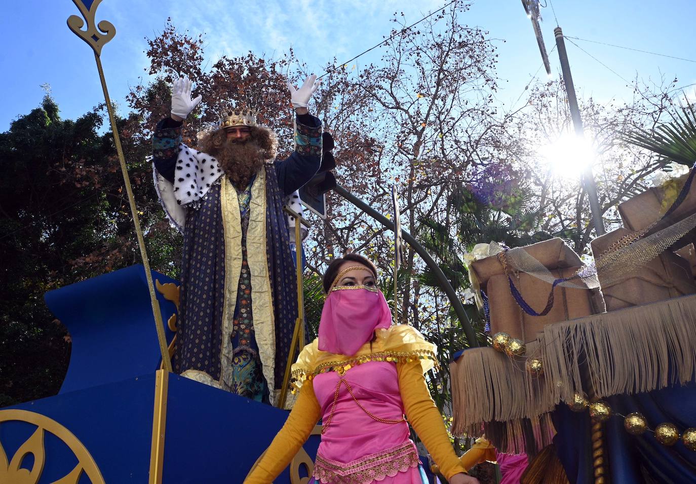 Fotos: Los Reyes saludan a los niños en Marbella, Puerto Banús y San Pedro