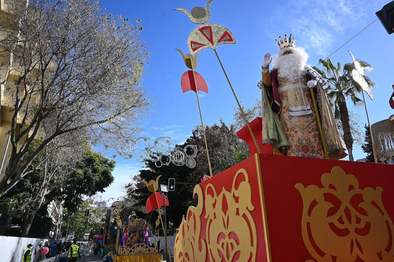 Fotos: Los Reyes saludan a los niños en Marbella, Puerto Banús y San Pedro