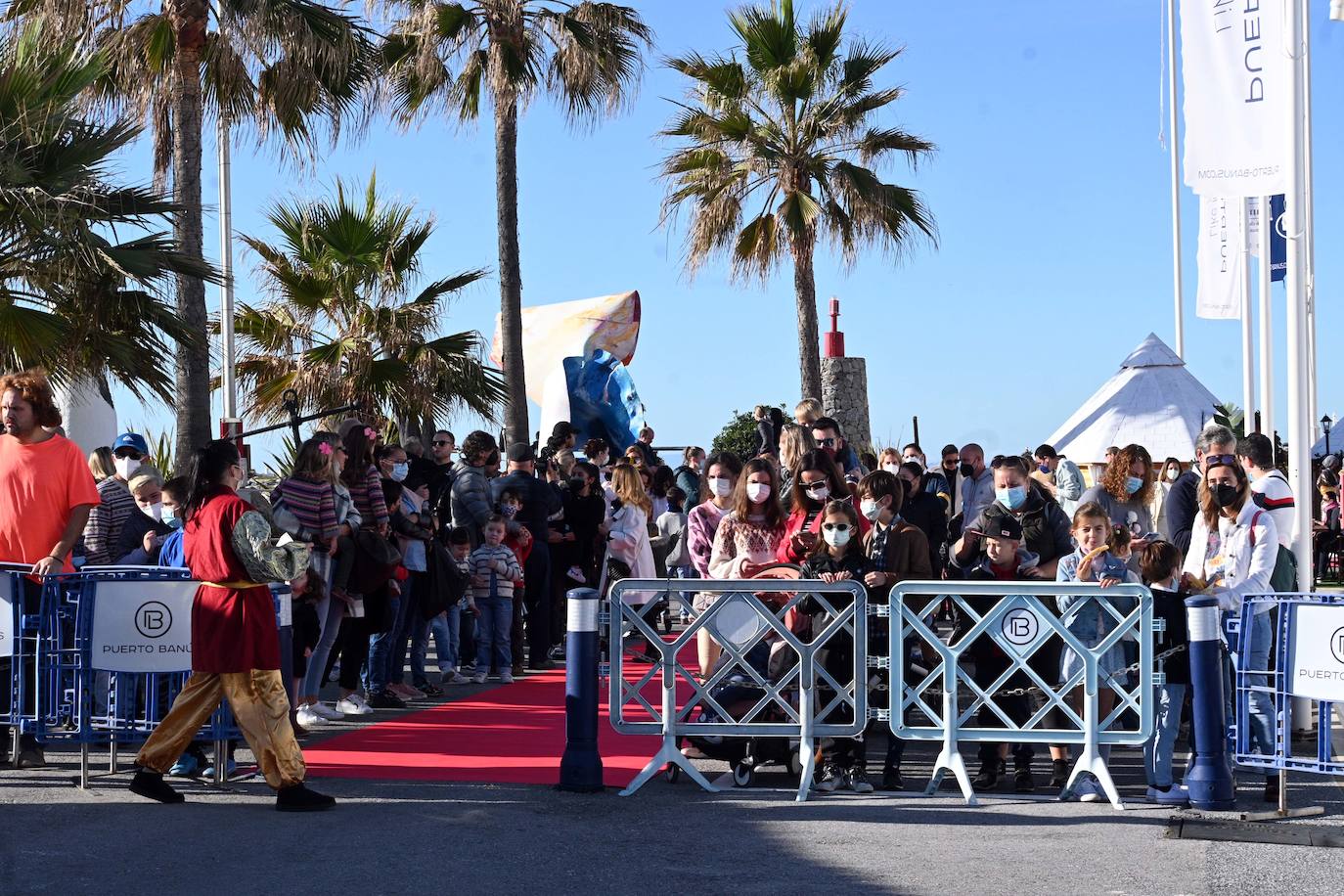Fotos: Los Reyes saludan a los niños en Marbella, Puerto Banús y San Pedro