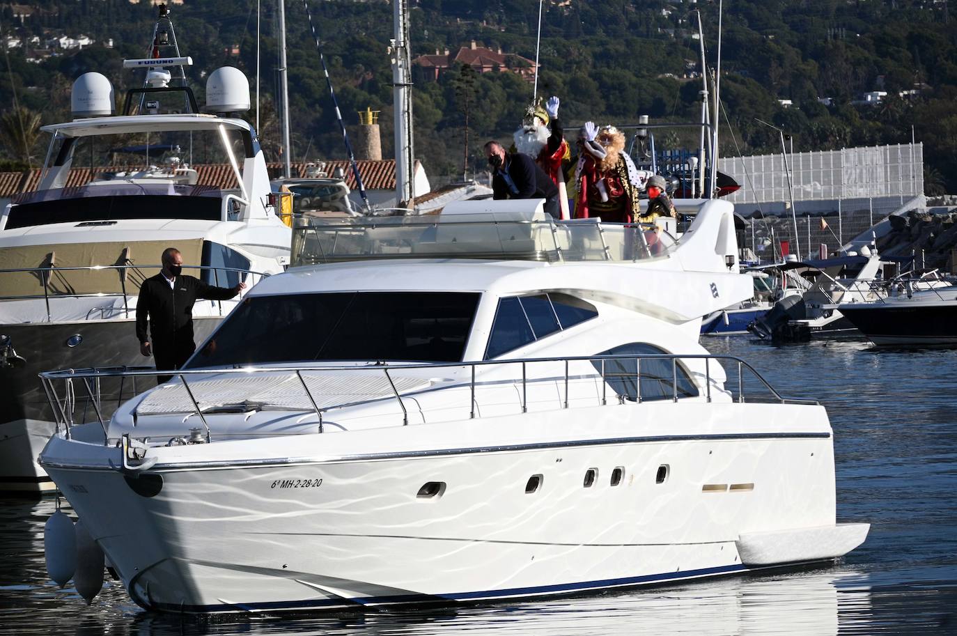 Fotos: Los Reyes saludan a los niños en Marbella, Puerto Banús y San Pedro