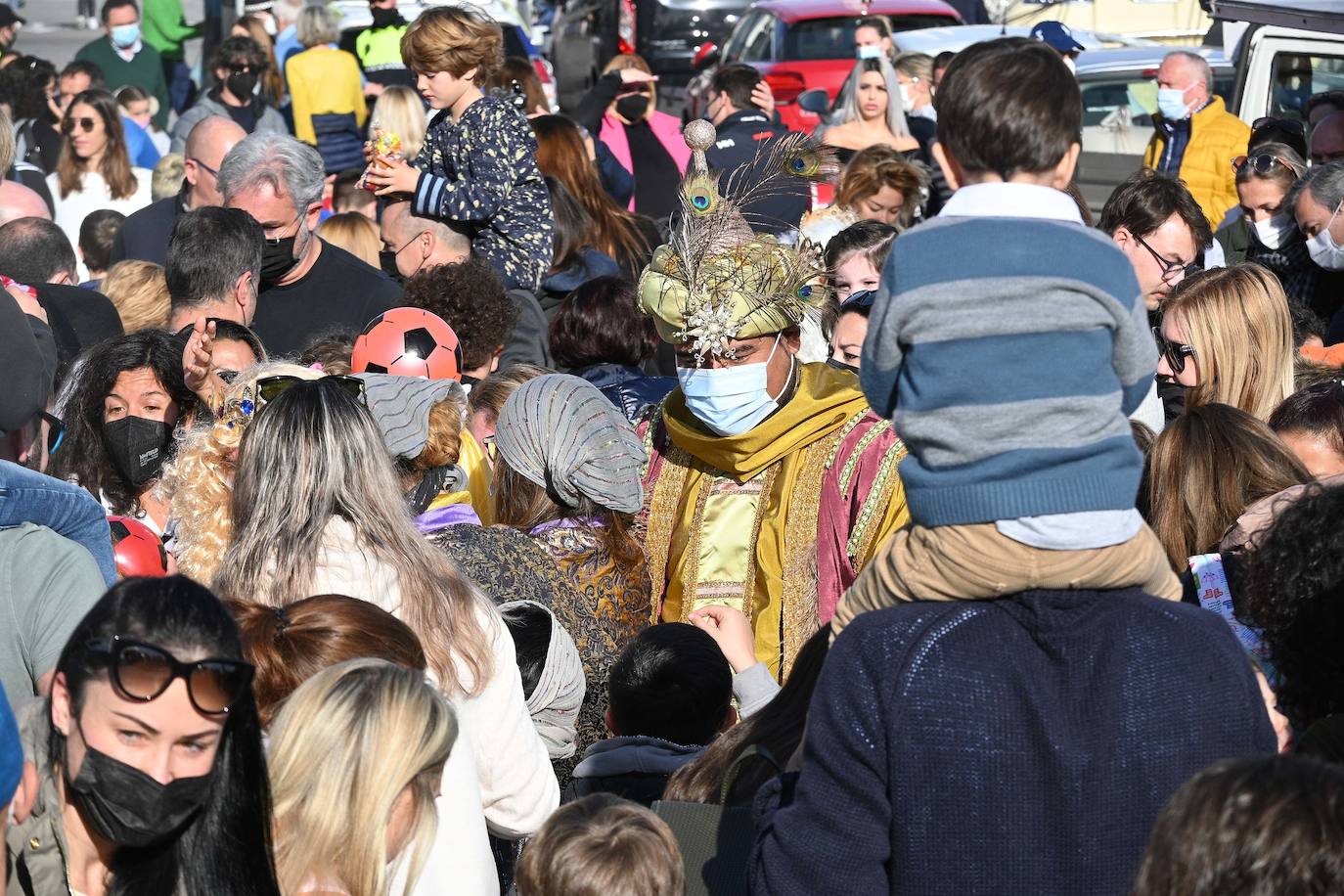 Fotos: Los Reyes saludan a los niños en Marbella, Puerto Banús y San Pedro