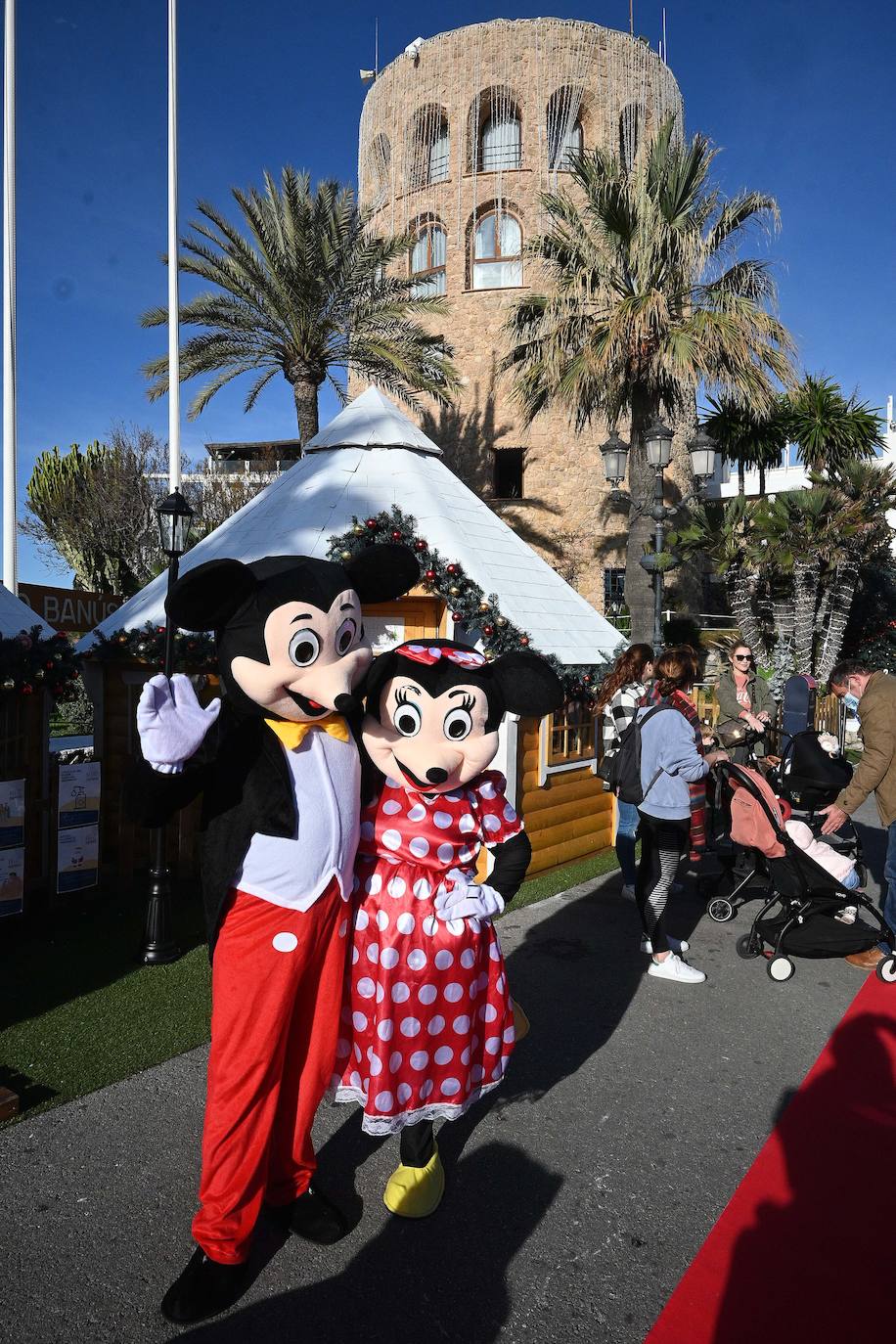 Fotos: Los Reyes saludan a los niños en Marbella, Puerto Banús y San Pedro