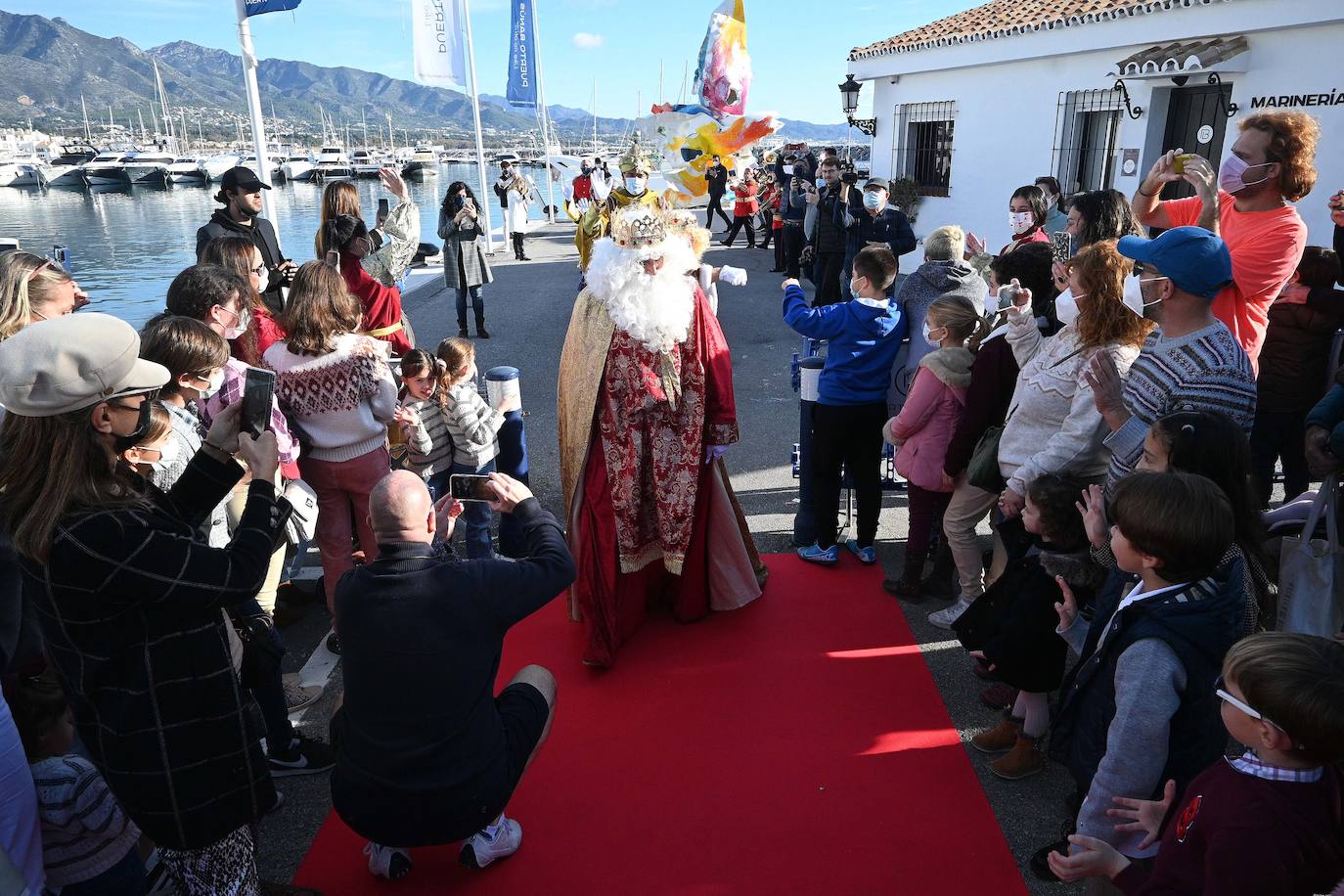 Fotos: Los Reyes saludan a los niños en Marbella, Puerto Banús y San Pedro