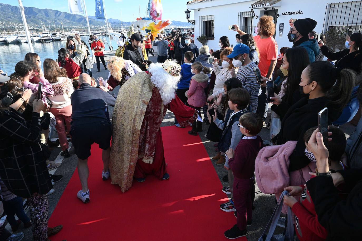 Fotos: Los Reyes saludan a los niños en Marbella, Puerto Banús y San Pedro