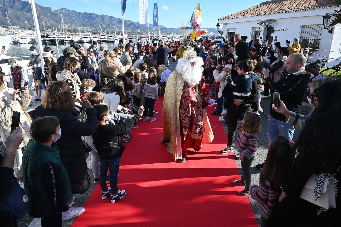 Fotos: Los Reyes saludan a los niños en Marbella, Puerto Banús y San Pedro