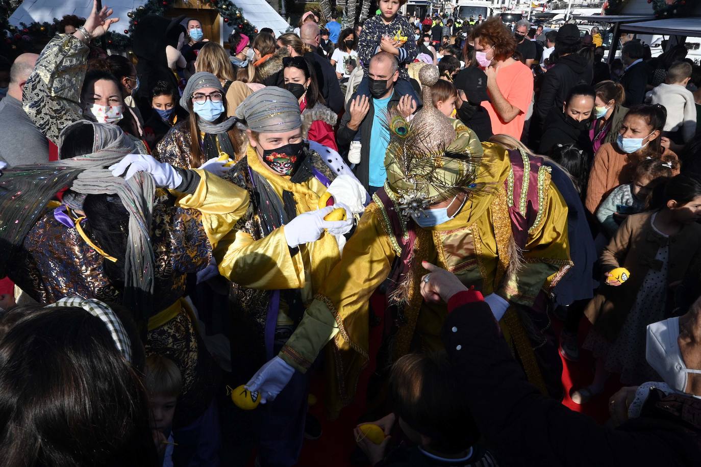 Fotos: Los Reyes saludan a los niños en Marbella, Puerto Banús y San Pedro