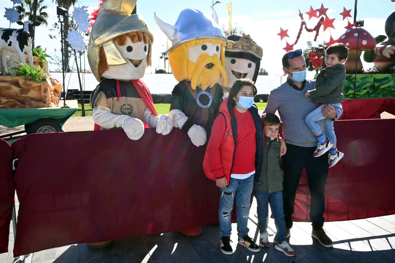 Fotos: Los Reyes saludan a los niños en Marbella, Puerto Banús y San Pedro