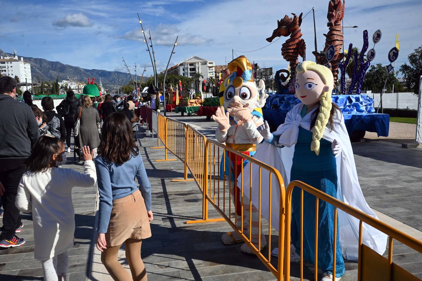 Fotos: Los Reyes saludan a los niños en Marbella, Puerto Banús y San Pedro