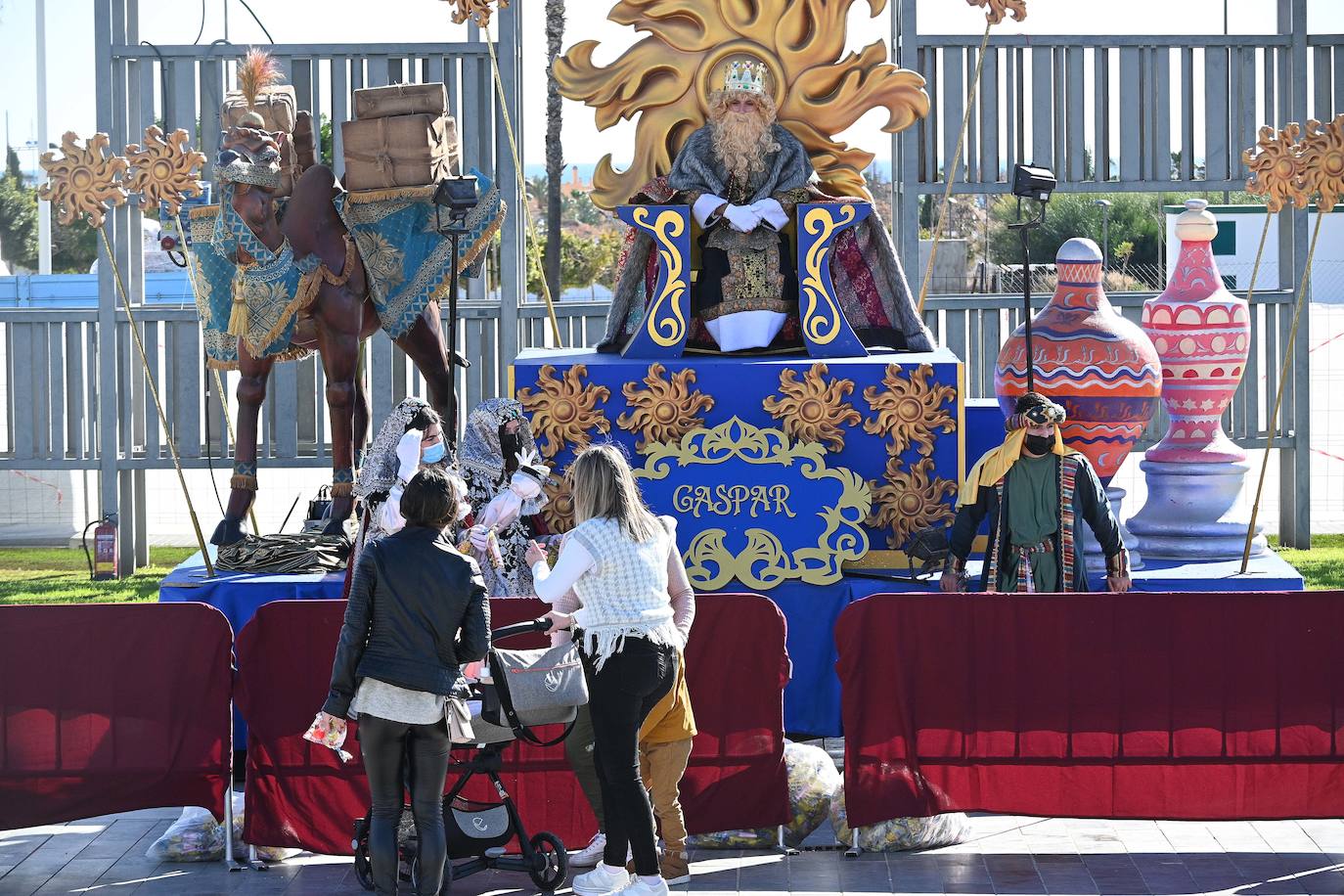 Fotos: Los Reyes saludan a los niños en Marbella, Puerto Banús y San Pedro
