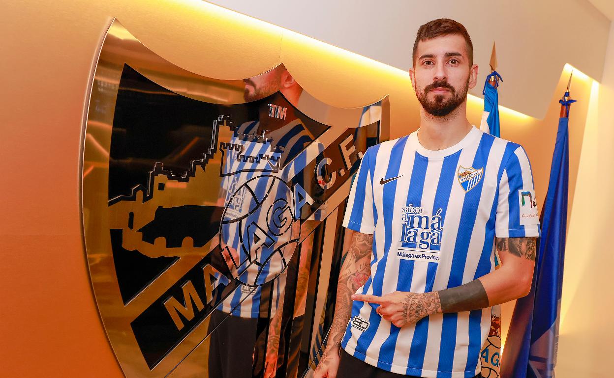 El nuevo fichaje del Málaga, Álvaro Vadillo, posa con la camiseta del club en las oficinas de La Rosaleda tras rubricar su contrato.