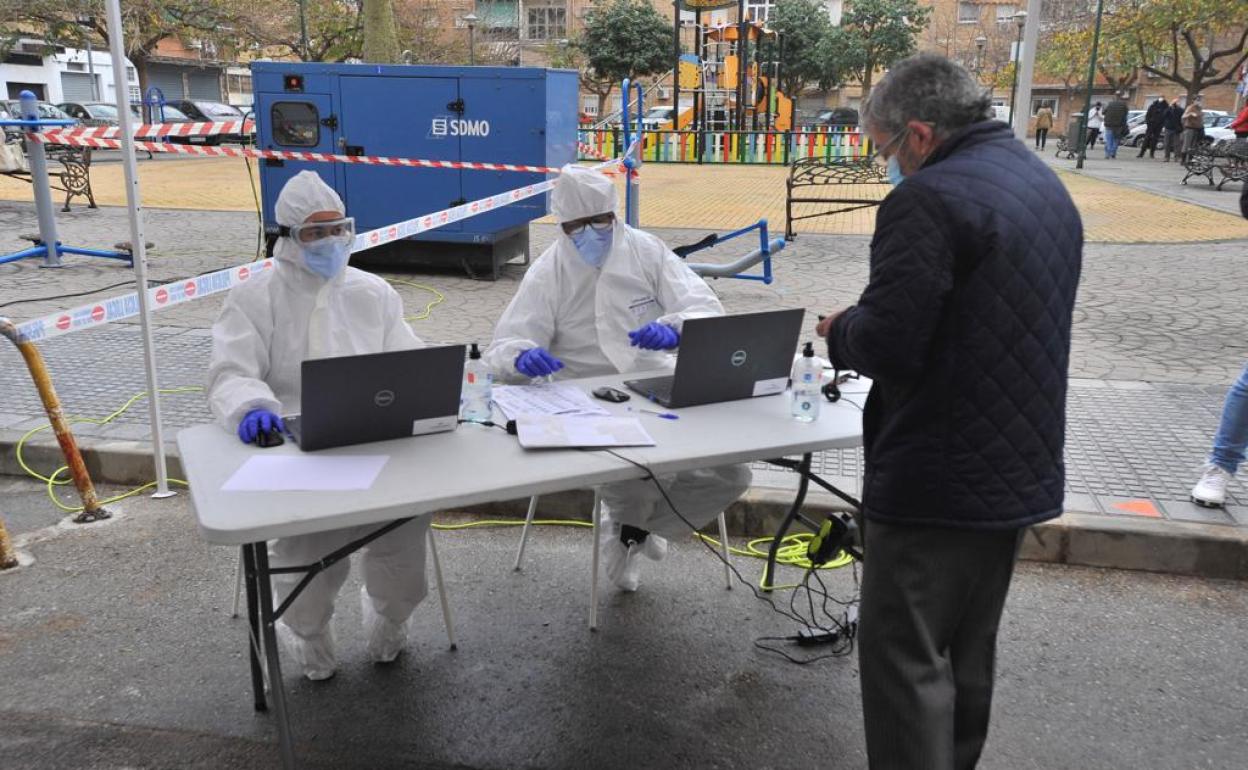 Coronavirus: Andalucía baja su incidencia por primera vez en un mes hasta 1.555 y suma 7.388 casos y 12 fallecidos