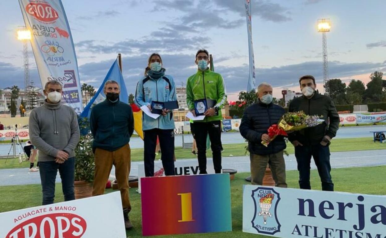 Los ganadores, con el concejal de Deportes, Daniel Rivas, Enrique López Cuenca, y familiares de José A. Pascual. 