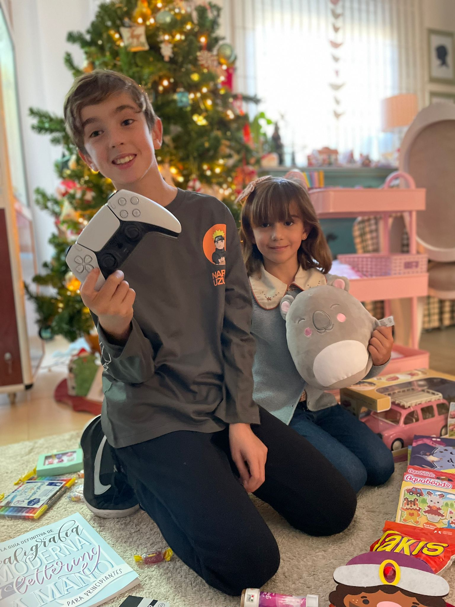 El Paseo Marítimo Antonio Banderas se fue animando de familias y niños con sus juguetes al medio día, que salieron a probar sus bicicletas, patinetes y coches teledirigidos