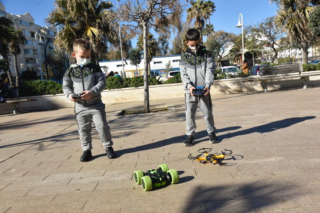 El Paseo Marítimo Antonio Banderas se fue animando de familias y niños con sus juguetes al medio día, que salieron a probar sus bicicletas, patinetes y coches teledirigidos