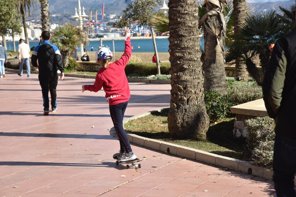 El Paseo Marítimo Antonio Banderas se fue animando de familias y niños con sus juguetes al medio día, que salieron a probar sus bicicletas, patinetes y coches teledirigidos