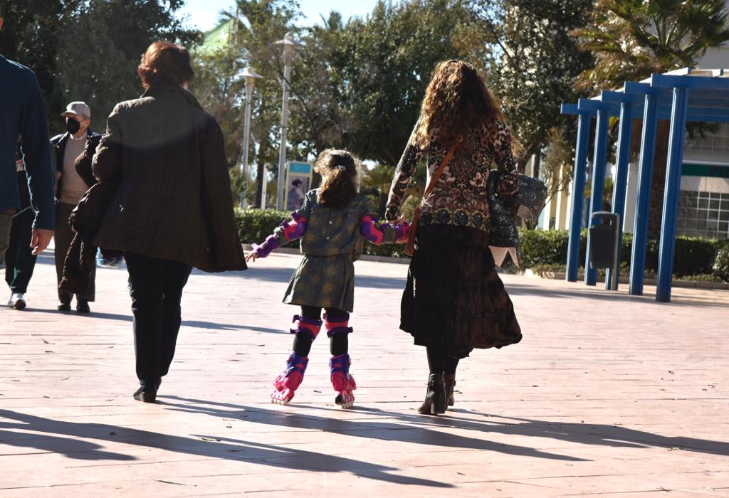 El Paseo Marítimo Antonio Banderas se fue animando de familias y niños con sus juguetes al medio día, que salieron a probar sus bicicletas, patinetes y coches teledirigidos