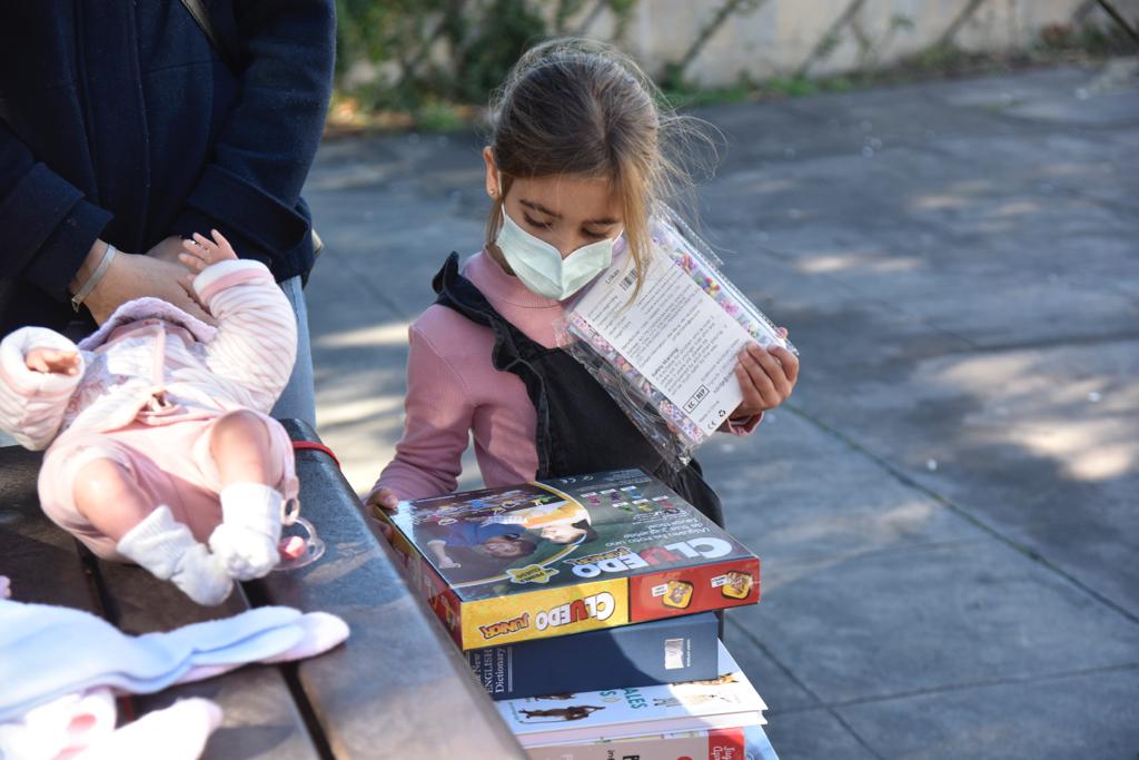 El Paseo Marítimo Antonio Banderas se fue animando de familias y niños con sus juguetes al medio día, que salieron a probar sus bicicletas, patinetes y coches teledirigidos