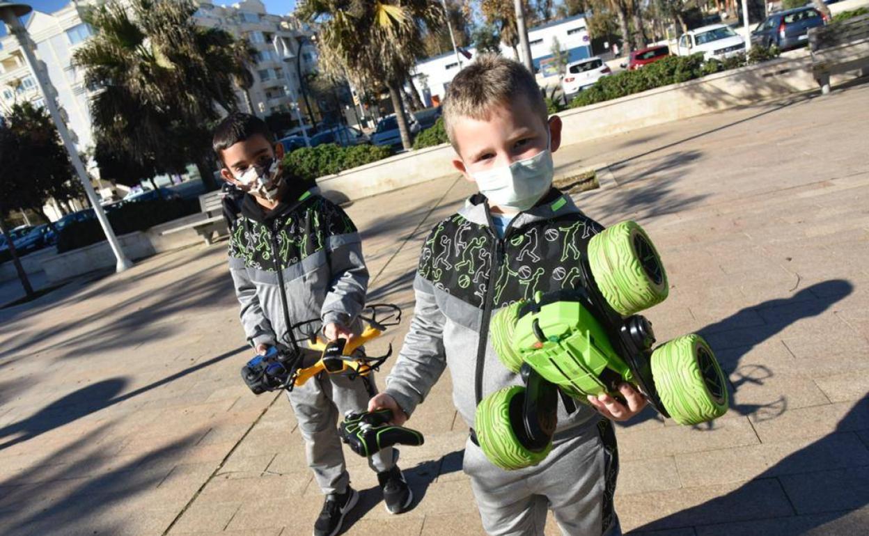 Saúl y Daniel, dos de los hermanos que jugaban en el paseo marítimo.