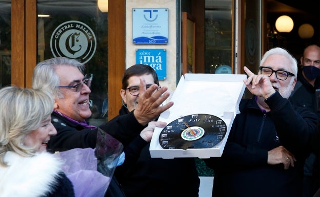 Prado recibe un obsequio en forma de reloj con los tipos de café de Málaga por parte de sus amigos. 