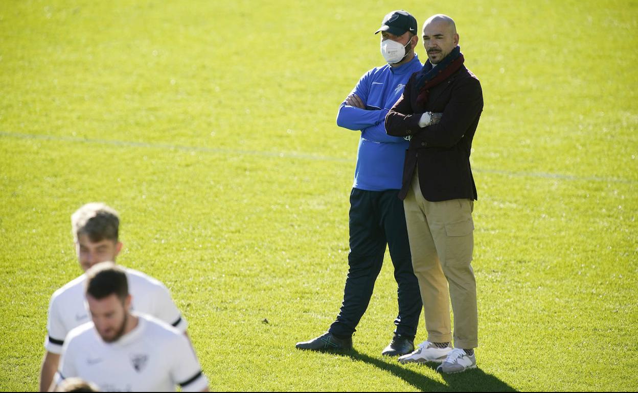 José Alberto y Manolo, ayer durante el entrenamiento en La Rosaleda.