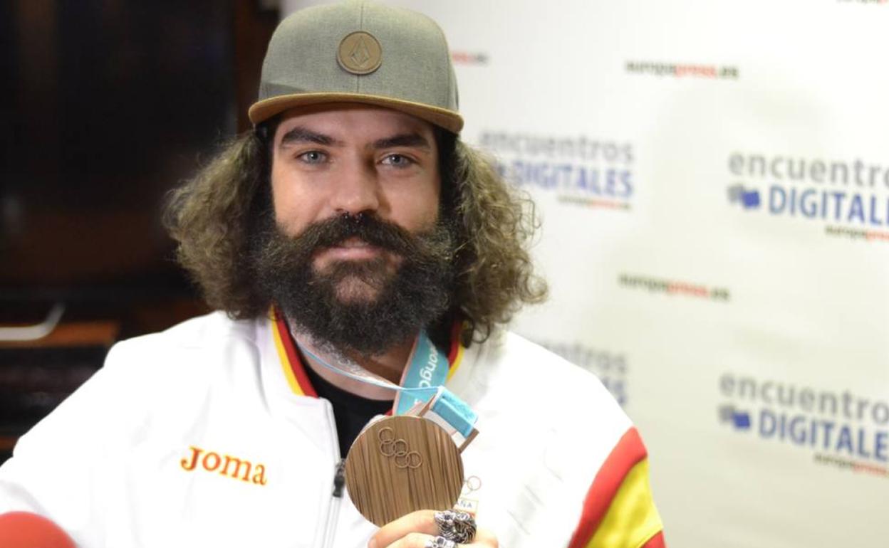 Regino Hernández con su medalla de bronce olímpica lograda en Corea. 