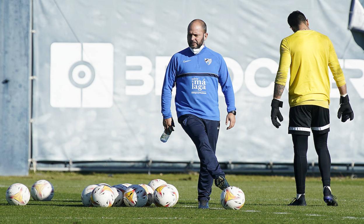 El entrenador del Málaga, José Alberto López, durante el entrenamiento de este sábado en el Anexo de La Rosaleda.