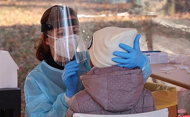 Una niña se somete a un test en la ciudad italiana de Bergamo. 