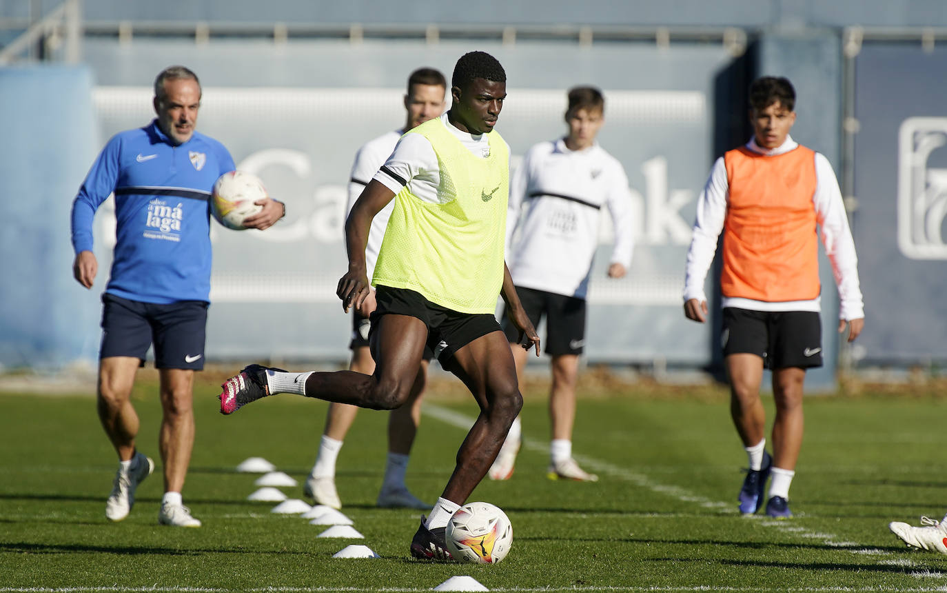 El equipo que dirige José Alberto López afrontó el último entrenamiento de la semana antes de medirse al Sporting este domingo en La Rosaleda (18.15 horas) con sus dos flamantes fichajes, el extremo Vadillo y el medio punta Aleix Febas.