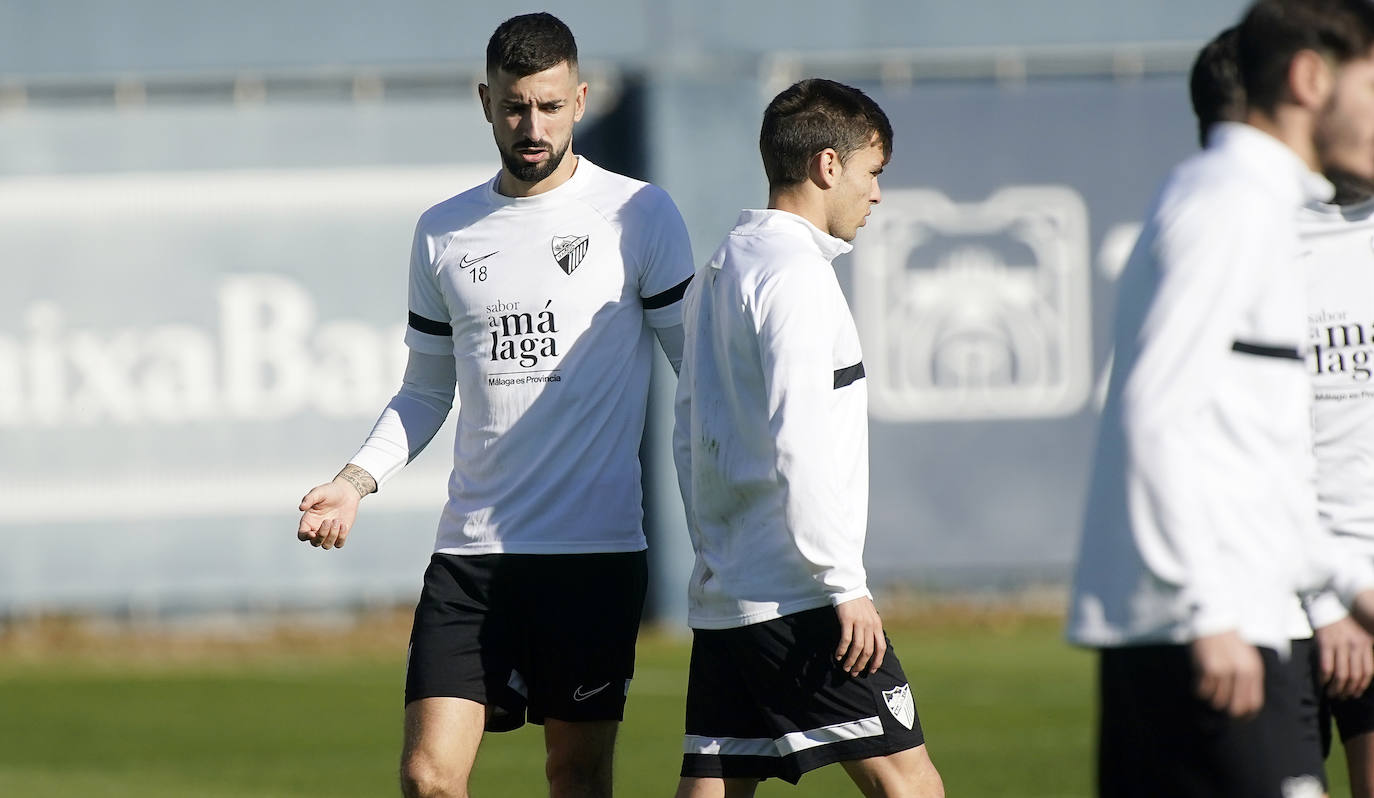 El equipo que dirige José Alberto López afrontó el último entrenamiento de la semana antes de medirse al Sporting este domingo en La Rosaleda (18.15 horas) con sus dos flamantes fichajes, el extremo Vadillo y el medio punta Aleix Febas.