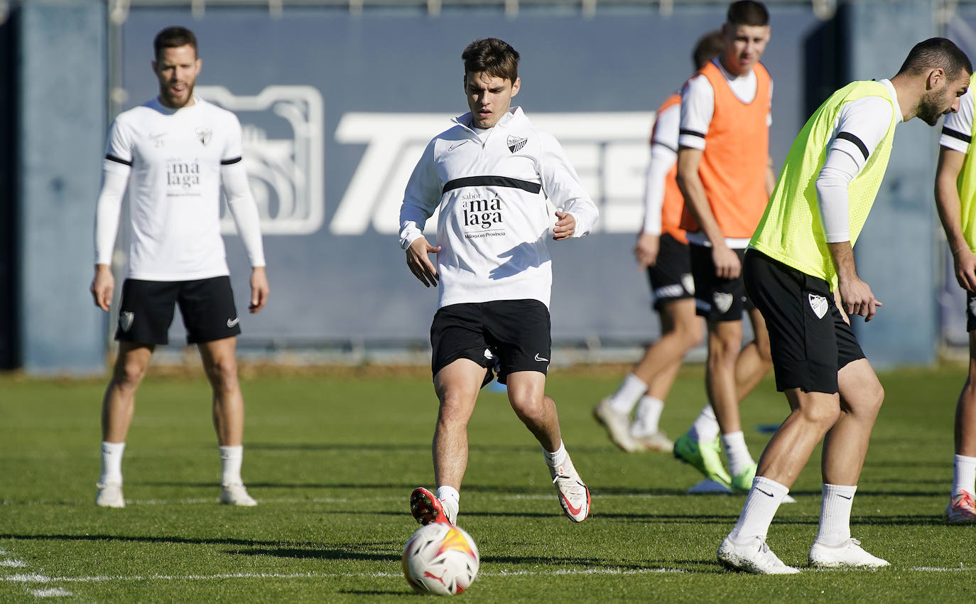 El equipo que dirige José Alberto López afrontó el último entrenamiento de la semana antes de medirse al Sporting este domingo en La Rosaleda (18.15 horas) con sus dos flamantes fichajes, el extremo Vadillo y el medio punta Aleix Febas.