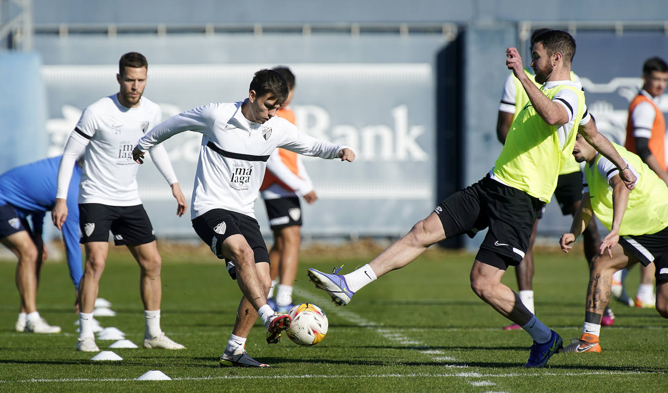 El equipo que dirige José Alberto López afrontó el último entrenamiento de la semana antes de medirse al Sporting este domingo en La Rosaleda (18.15 horas) con sus dos flamantes fichajes, el extremo Vadillo y el medio punta Aleix Febas.