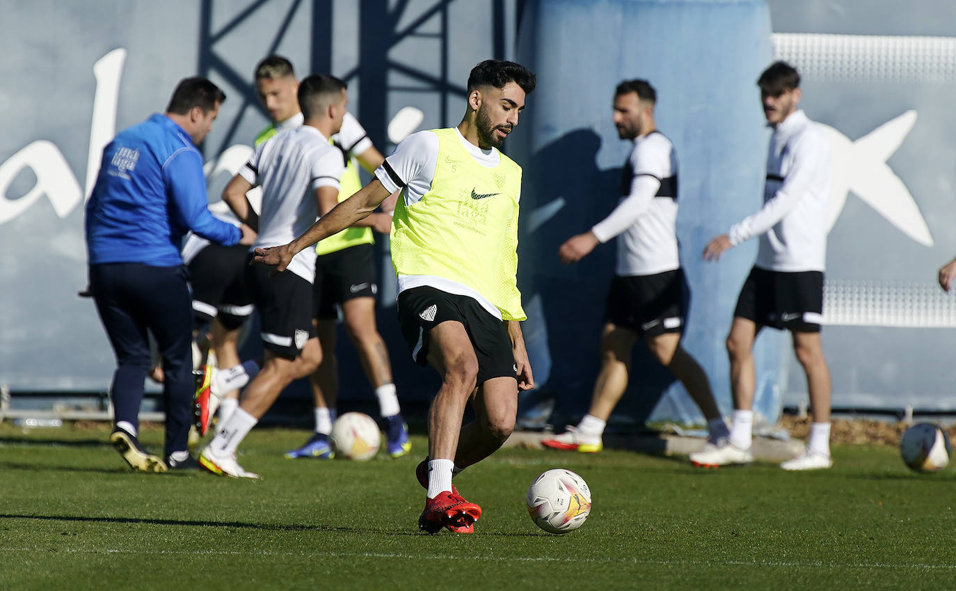 El equipo que dirige José Alberto López afrontó el último entrenamiento de la semana antes de medirse al Sporting este domingo en La Rosaleda (18.15 horas) con sus dos flamantes fichajes, el extremo Vadillo y el medio punta Aleix Febas.