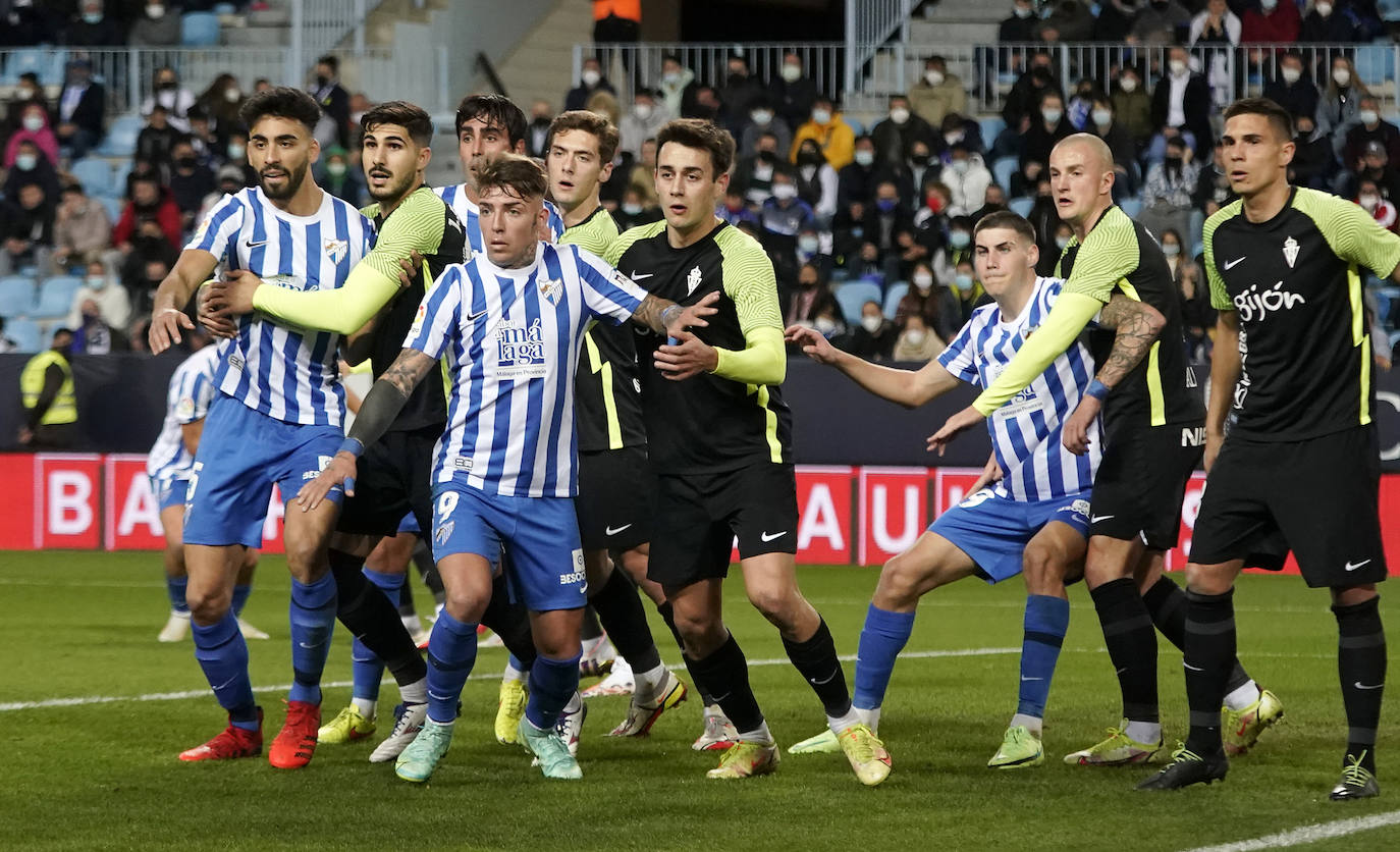 Empate del Málaga con el Sporting en La Rosaleda (2-2). 