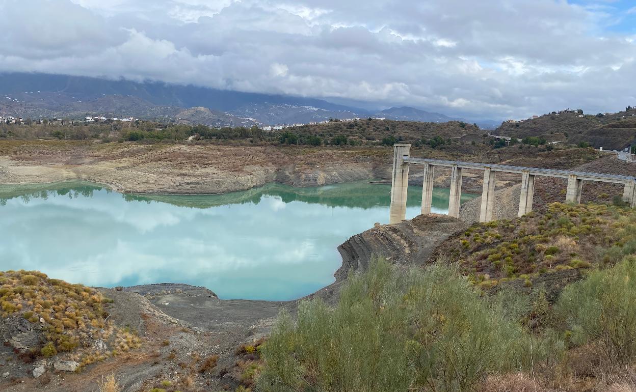 El embalse de La Viñuela está a apenas el 16% de su capacidad, con 27 hectómetros cúbicos almacenados. 