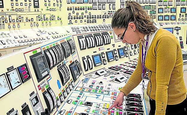 Simulador de una sala de control, lugar donde se entrenan y forman los operadores nucleares. 