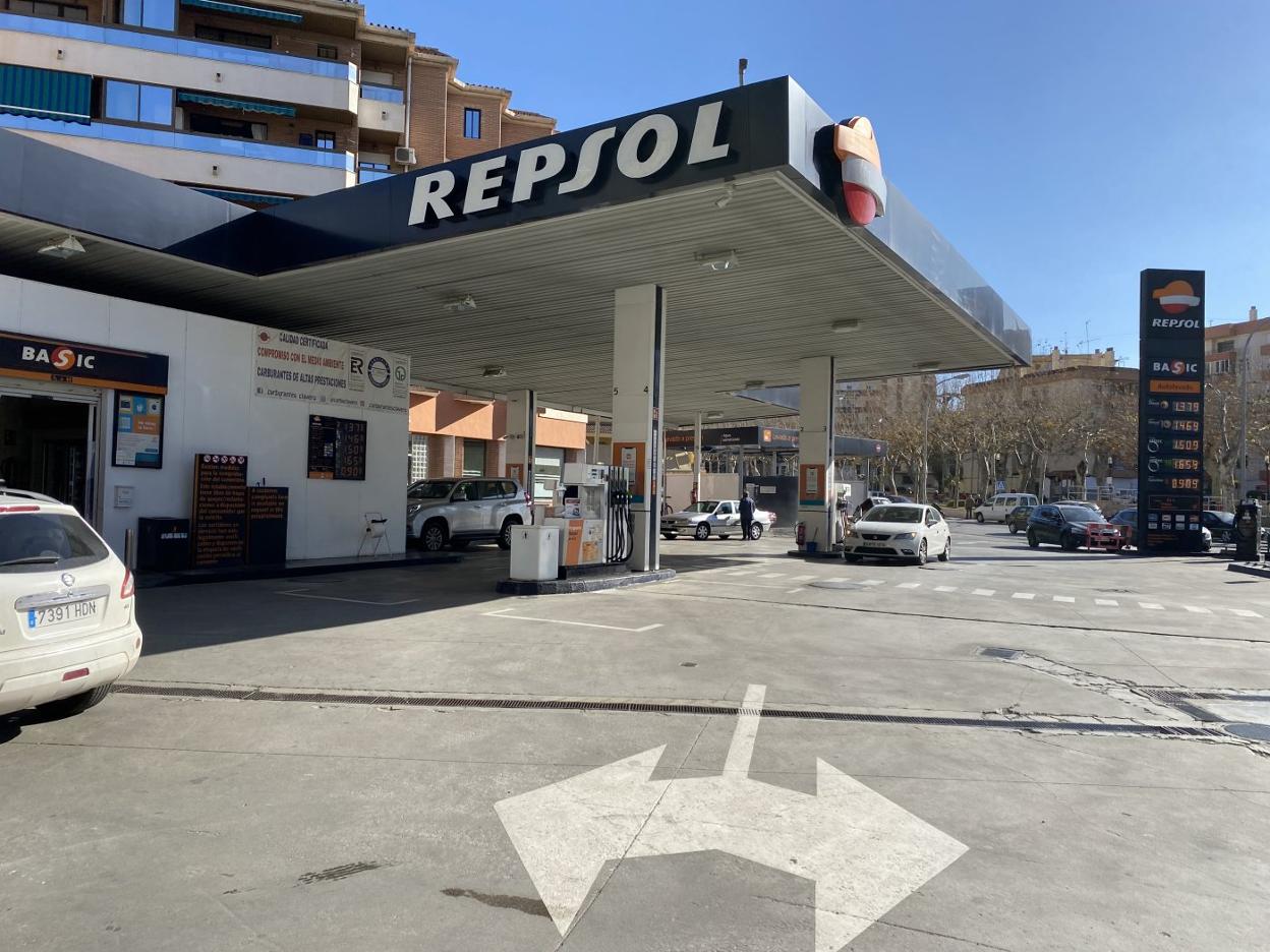 Imagen de una estación de servicio de Repsol en Vélez-Málaga. e. cabezas