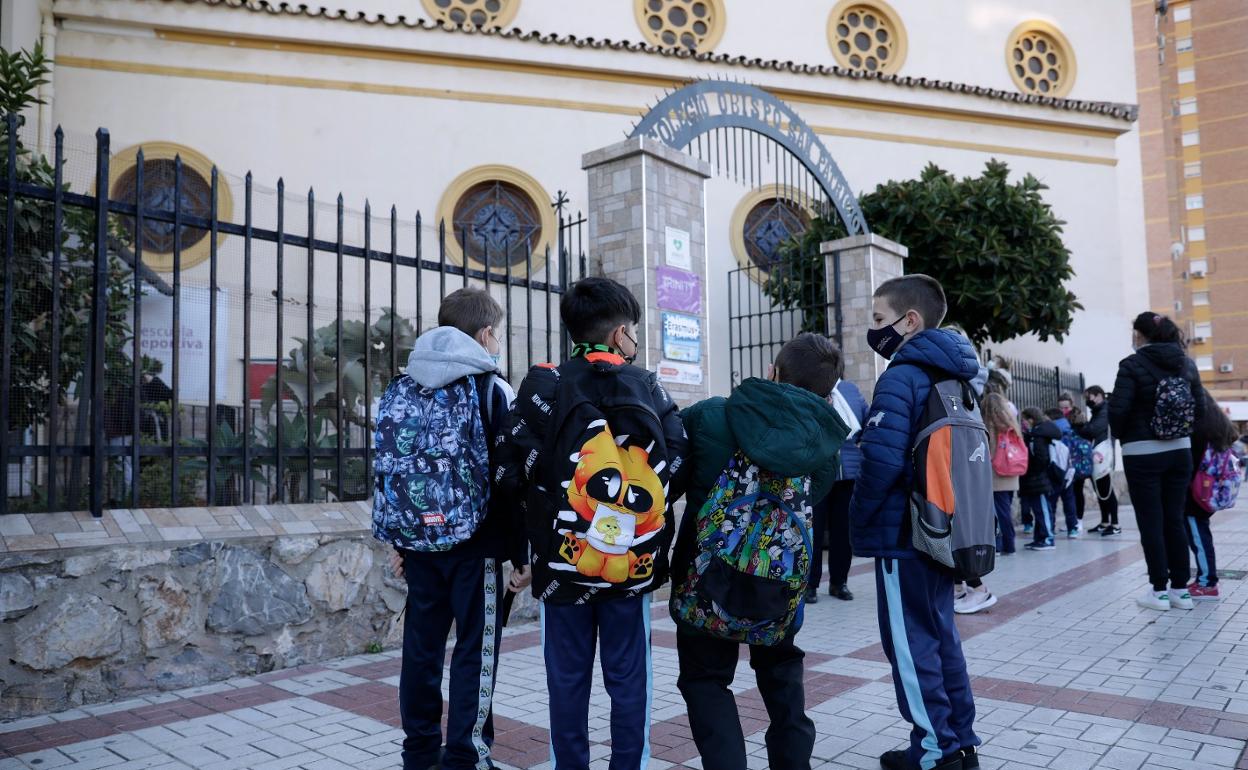 Un grupo de niños esperan a la puerta del colegio San Patricio, en la mañana de este lunes. 