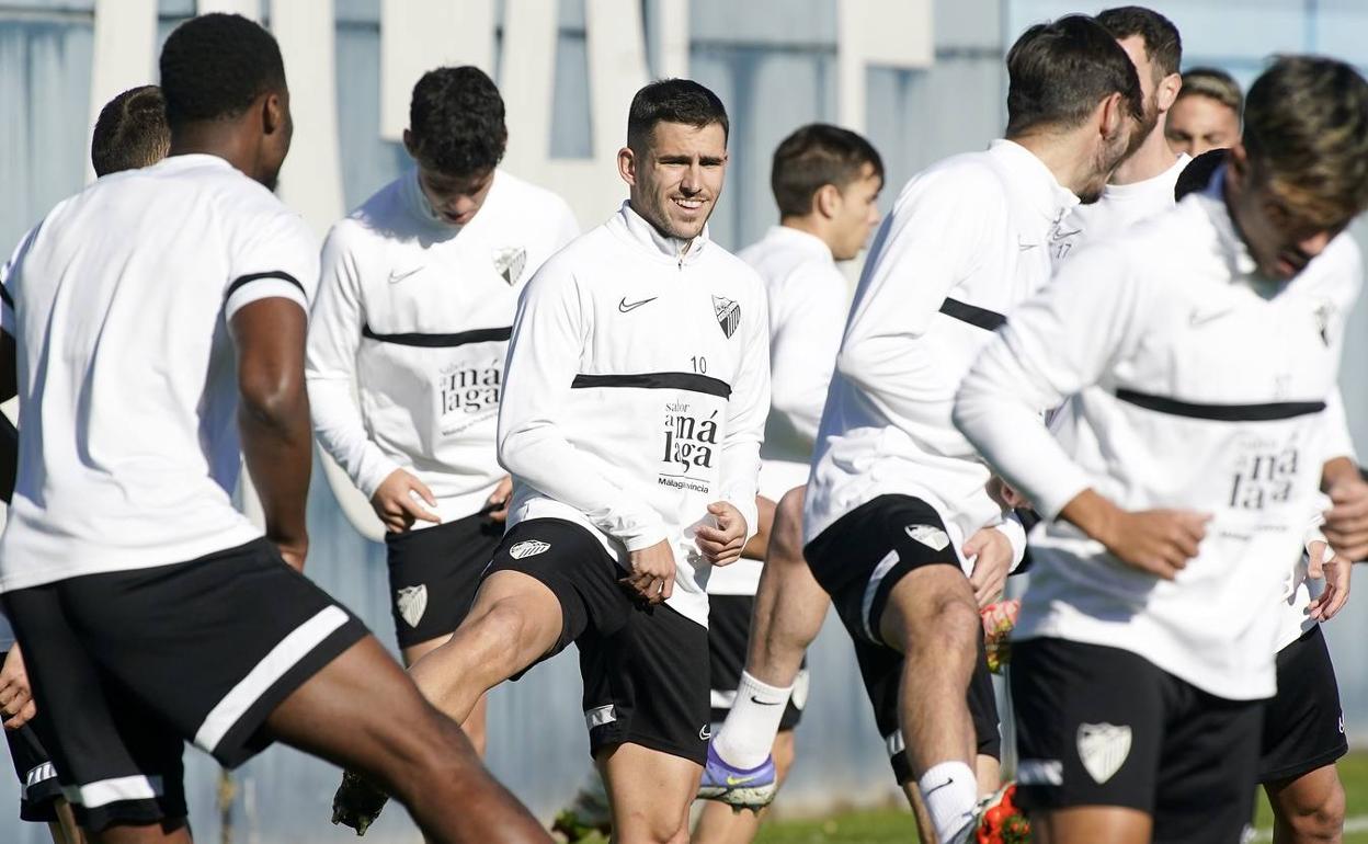 Jairo, en el centro rodeado de compañeros, durante el entrenamiento del pasado sábado. 